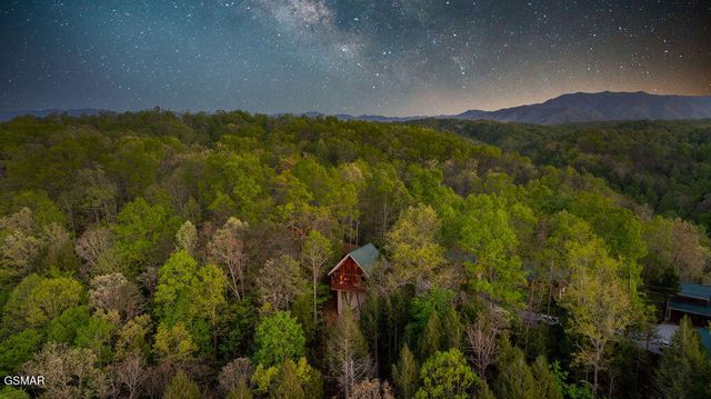 2011 Ridgecrest Loop Lane, Sevierville, TN 37876