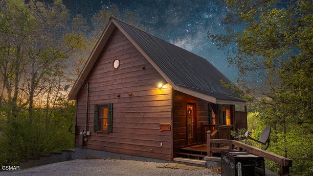 2011 Ridgecrest Loop Lane, Sevierville, TN 37876