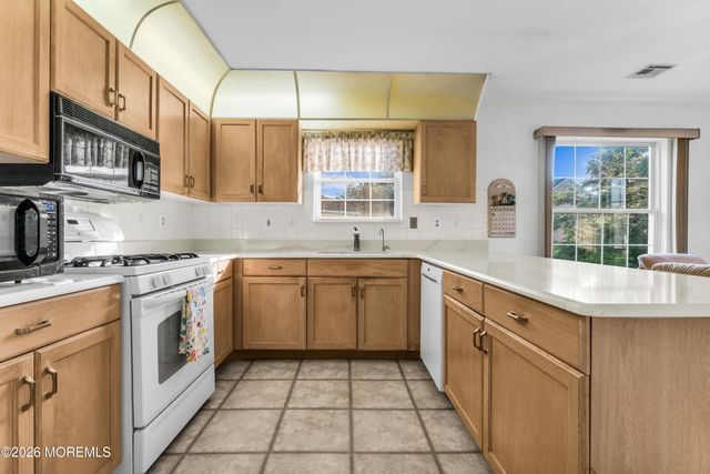 7 Tarworth Court, Toms River, NJ 08757