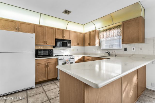 7 Tarworth Court, Toms River, NJ 08757