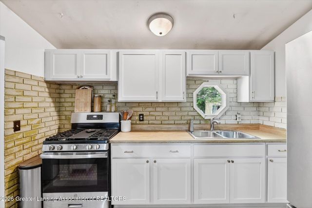410 Schoolcraft Street, Grand Ledge, MI 48837