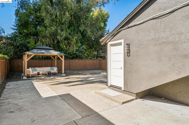 3223 Courtland Ave, Oakland, CA 94619