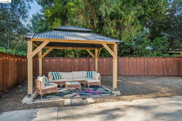 3223 Courtland Ave, Oakland, CA 94619