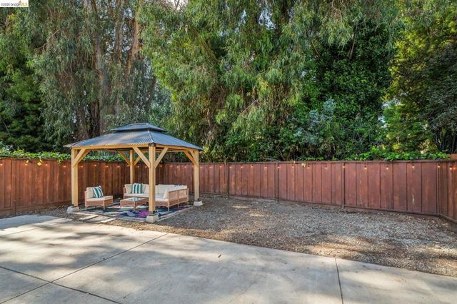 3223 Courtland Ave, Oakland, CA 94619