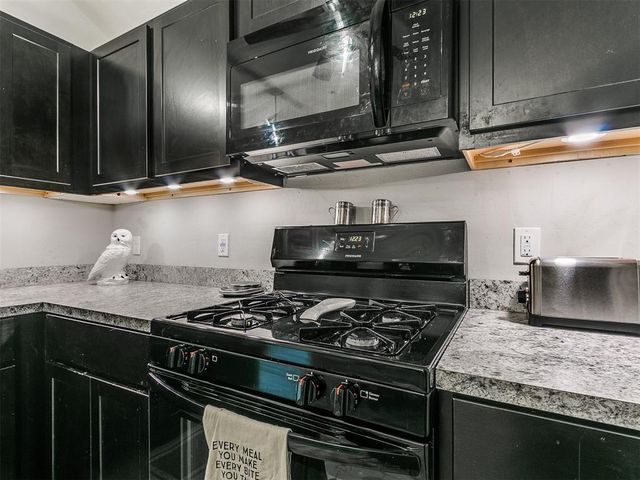 10144 Wimbledon Court, Nichols Hills, OK 73120