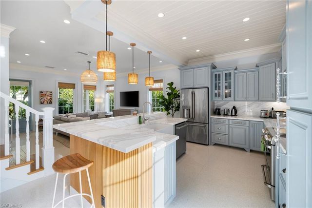 572 7th AVE N, Naples, FL 34102