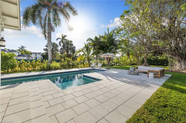 572 7th AVE N, Naples, FL 34102