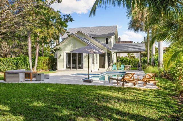 572 7th AVE N, Naples, FL 34102