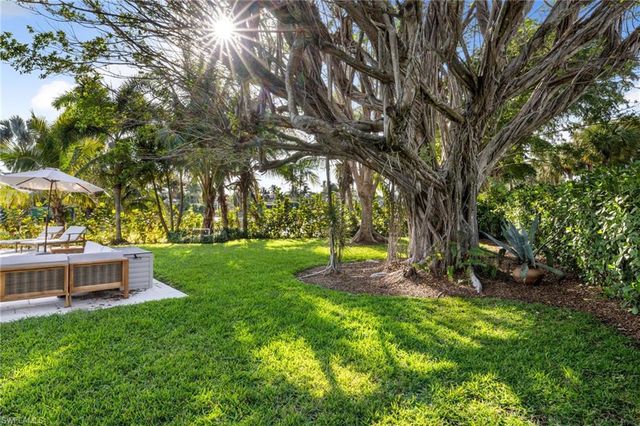 572 7th AVE N, Naples, FL 34102