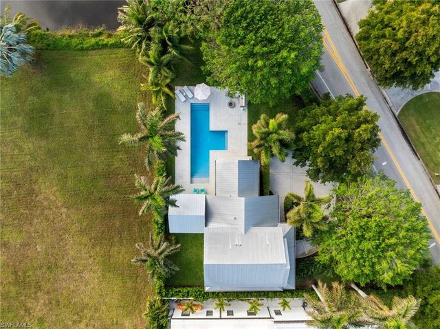 572 7th AVE N, Naples, FL 34102