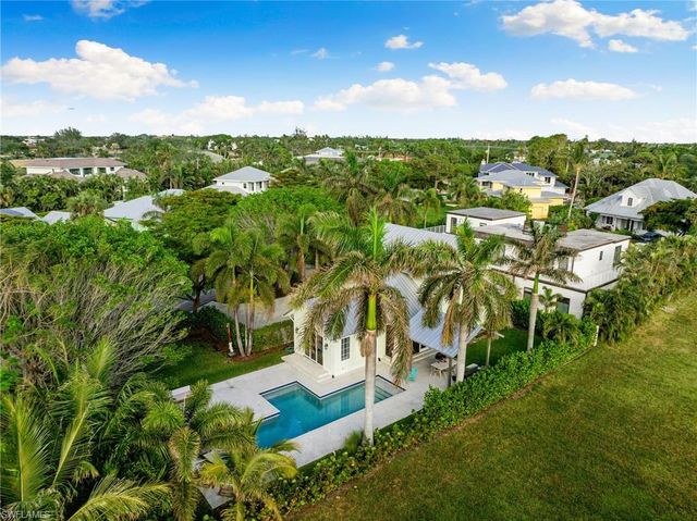 572 7th AVE N, Naples, FL 34102