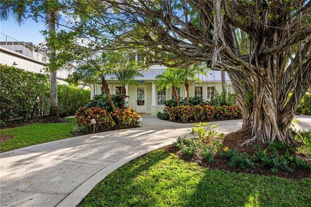 572 7th AVE N, Naples, FL 34102