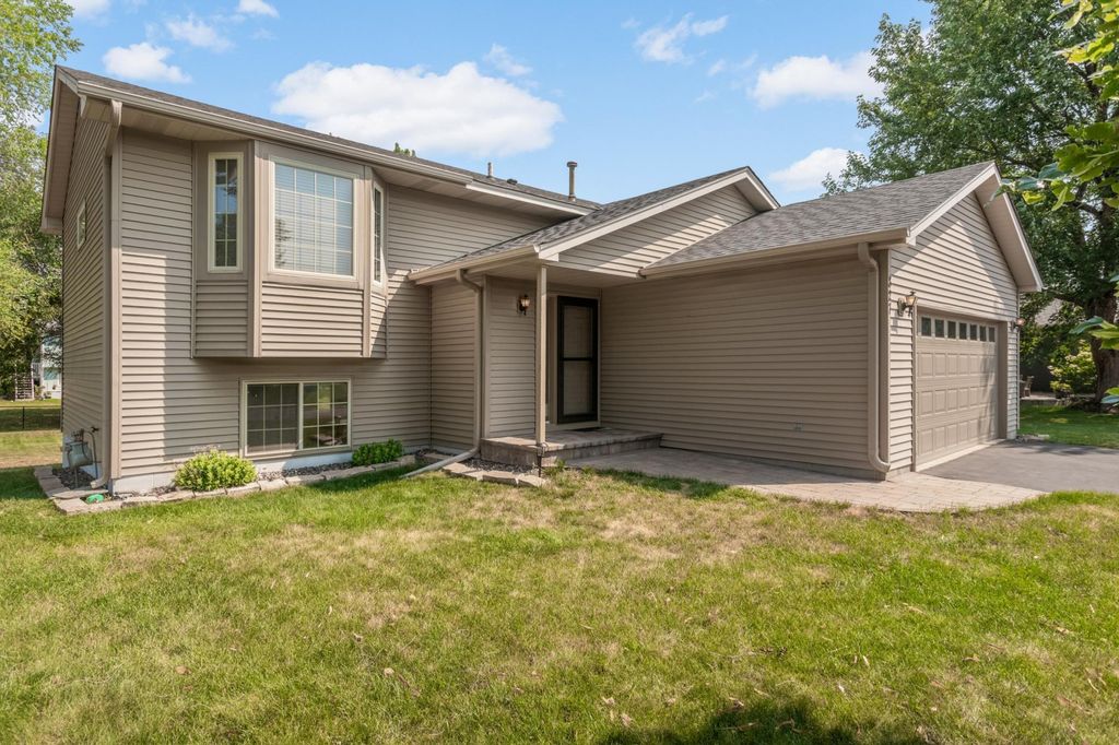 827 114th Avenue NE, Blaine, MN 55434