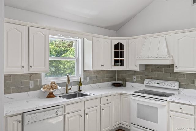 22 Bellhaven Road, Bellport, NY 11713