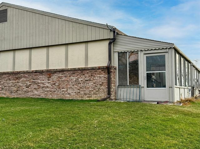 25225 Potomac Drive 8, South Lyon, MI 48178