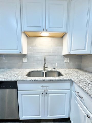 25225 Potomac Drive 8, South Lyon, MI 48178