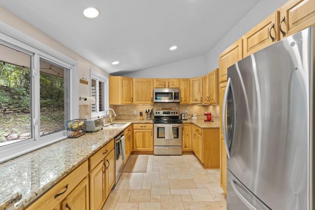 609 Downing DRIVE, Waukesha, WI 53186