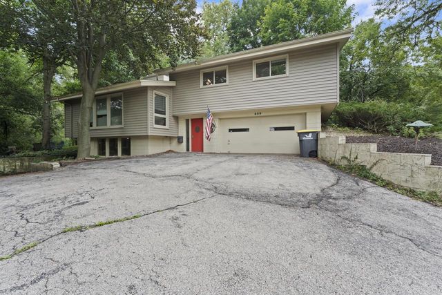 609 Downing DRIVE, Waukesha, WI 53186