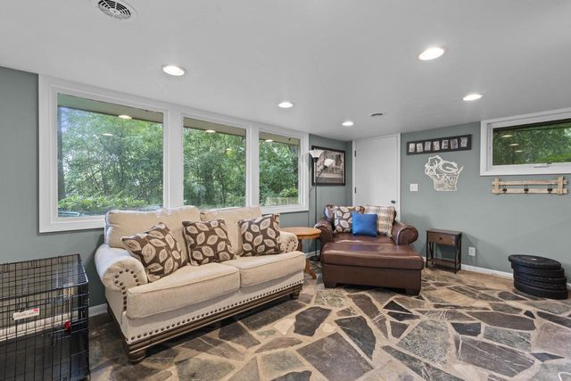 609 Downing DRIVE, Waukesha, WI 53186