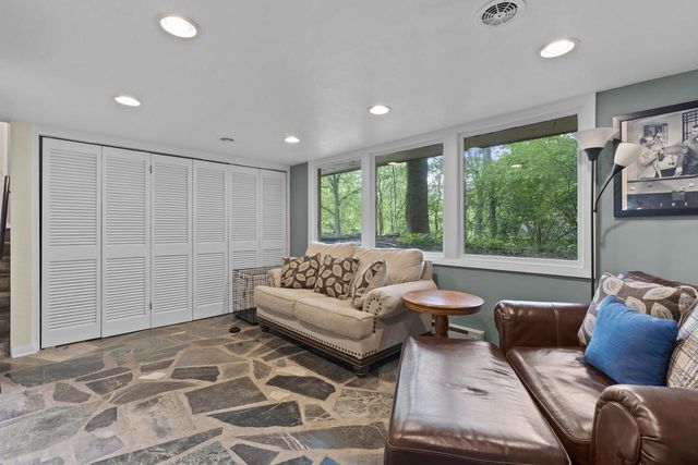 609 Downing DRIVE, Waukesha, WI 53186