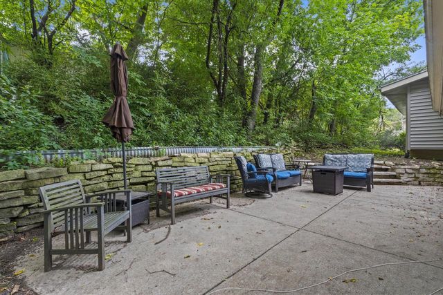 609 Downing DRIVE, Waukesha, WI 53186
