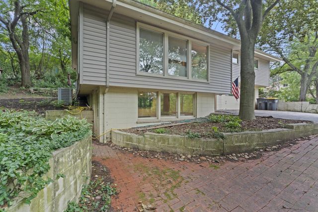 609 Downing DRIVE, Waukesha, WI 53186