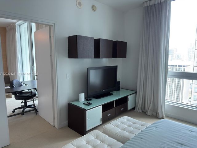 300 S Biscayne Blvd T-3703, Miami, FL 33131