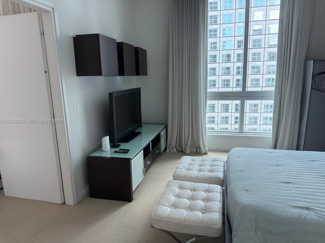 300 S Biscayne Blvd T-3703, Miami, FL 33131