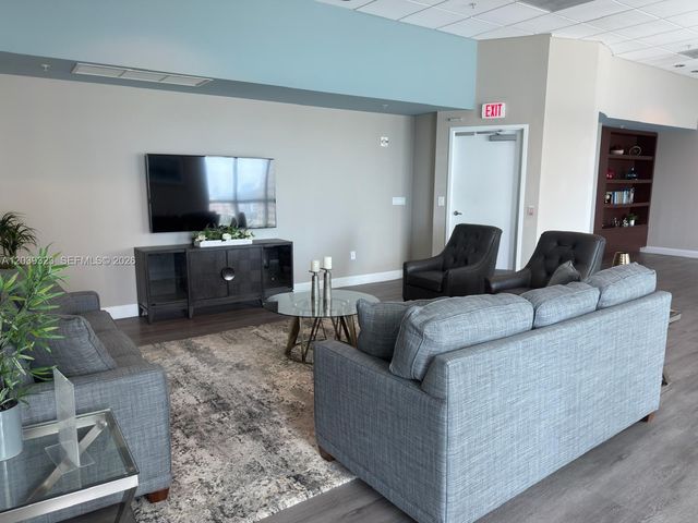 300 S Biscayne Blvd T-3703, Miami, FL 33131