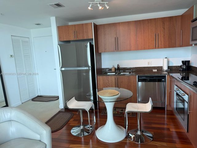 300 S Biscayne Blvd T-3703, Miami, FL 33131