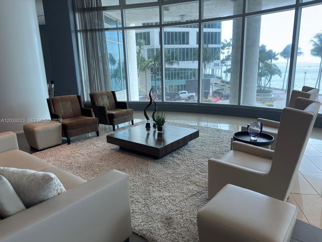 300 S Biscayne Blvd T-3703, Miami, FL 33131