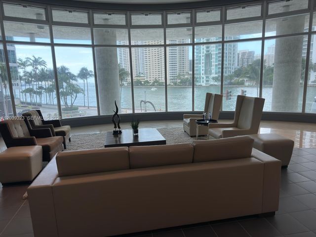 300 S Biscayne Blvd T-3703, Miami, FL 33131