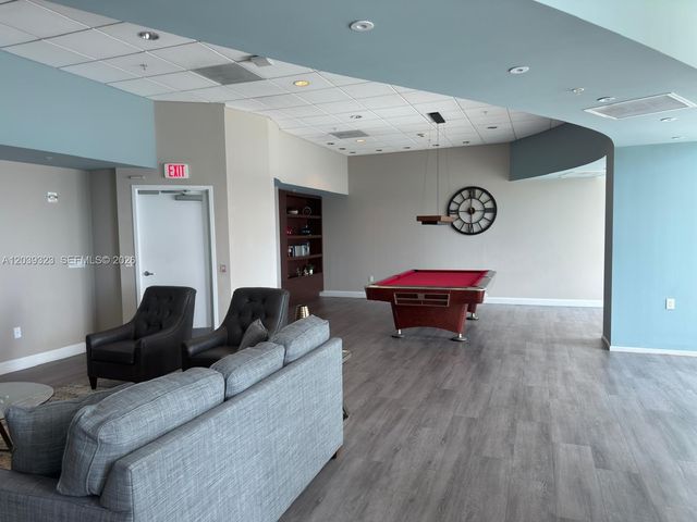 300 S Biscayne Blvd T-3703, Miami, FL 33131