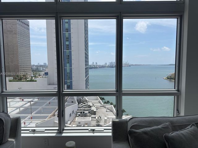 300 S Biscayne Blvd T-3703, Miami, FL 33131