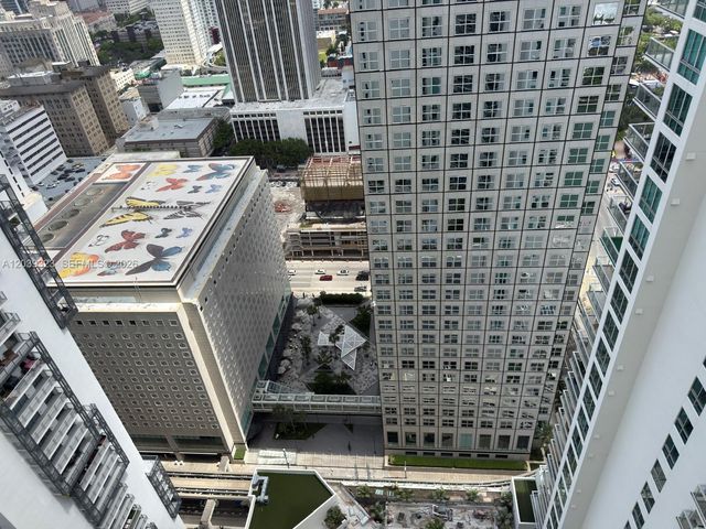 300 S Biscayne Blvd T-3703, Miami, FL 33131
