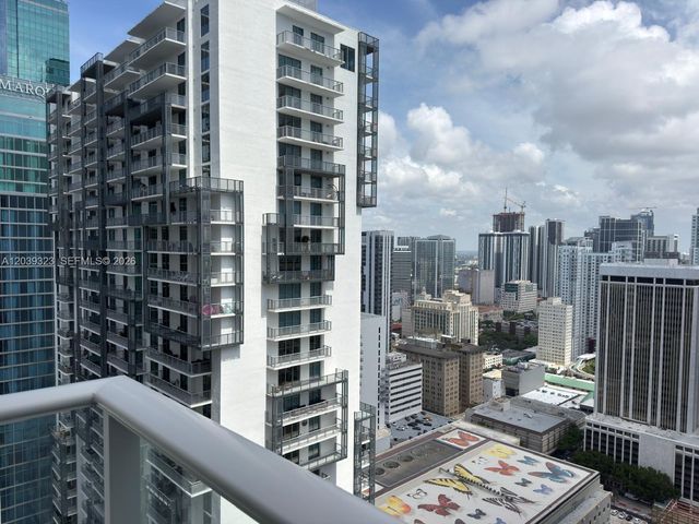 300 S Biscayne Blvd T-3703, Miami, FL 33131