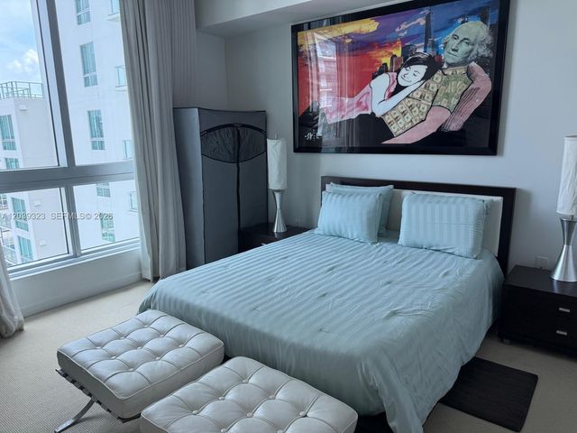 300 S Biscayne Blvd T-3703, Miami, FL 33131