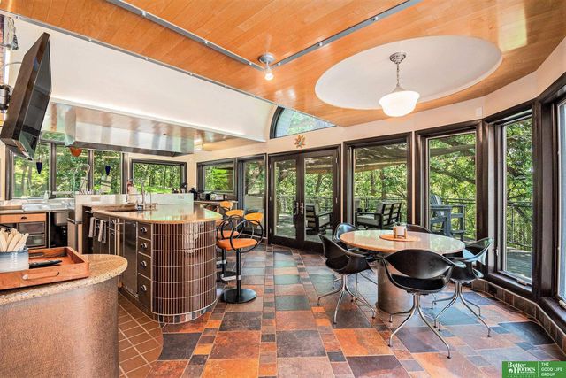 21811 Hillandale Drive, Elkhorn, NE 68022