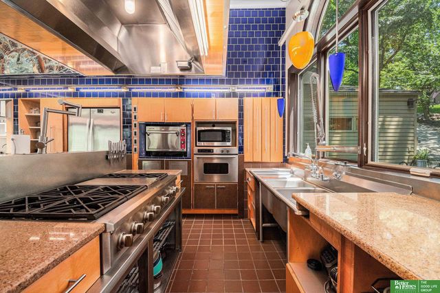 21811 Hillandale Drive, Elkhorn, NE 68022