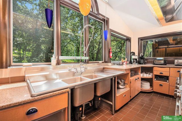 21811 Hillandale Drive, Elkhorn, NE 68022