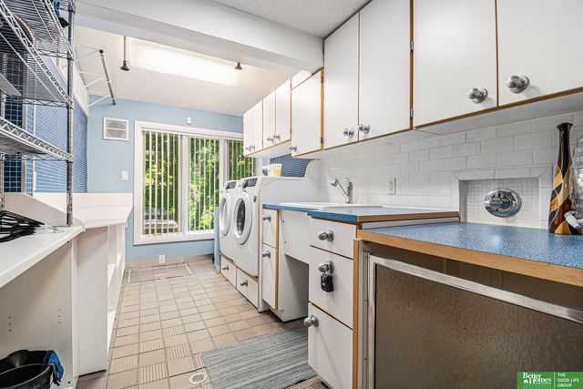 21811 Hillandale Drive, Elkhorn, NE 68022