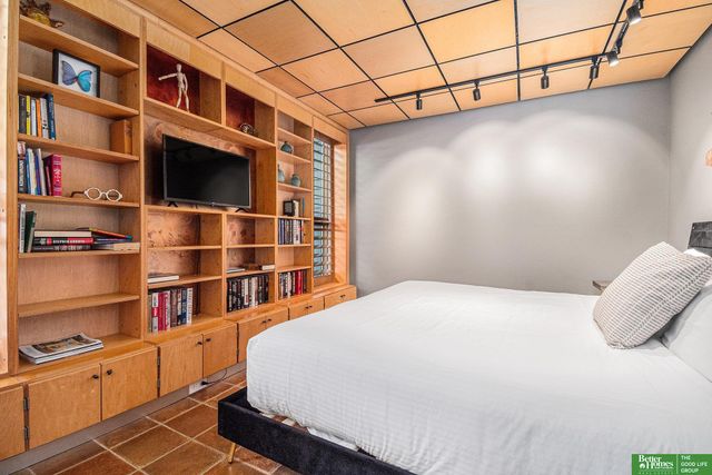 21811 Hillandale Drive, Elkhorn, NE 68022