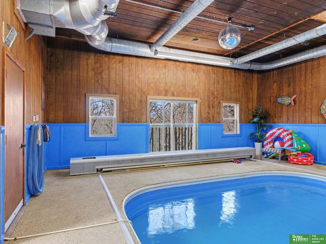 21811 Hillandale Drive, Elkhorn, NE 68022