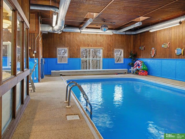 21811 Hillandale Drive, Elkhorn, NE 68022