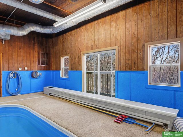 21811 Hillandale Drive, Elkhorn, NE 68022