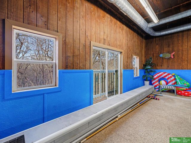 21811 Hillandale Drive, Elkhorn, NE 68022