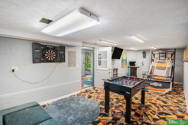 21811 Hillandale Drive, Elkhorn, NE 68022