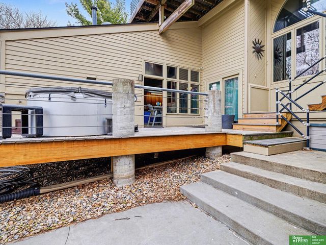 21811 Hillandale Drive, Elkhorn, NE 68022