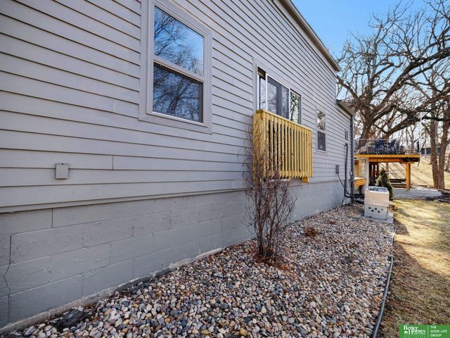 21811 Hillandale Drive, Elkhorn, NE 68022