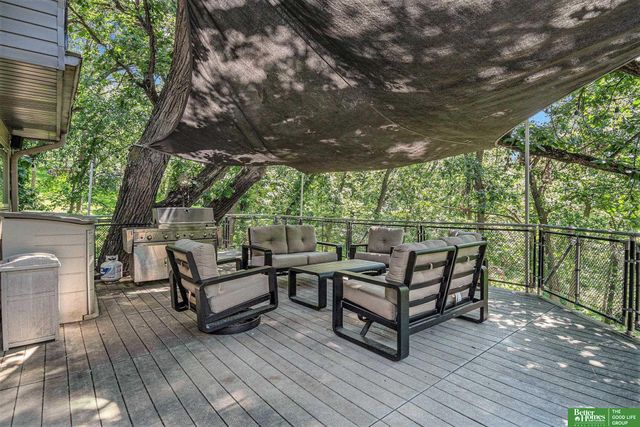 21811 Hillandale Drive, Elkhorn, NE 68022